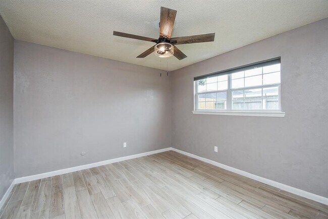 Building Photo - 11823 Zarroll Dr