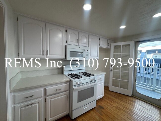 Building Photo - Spacious Townhome with Garage & Laundry in...
