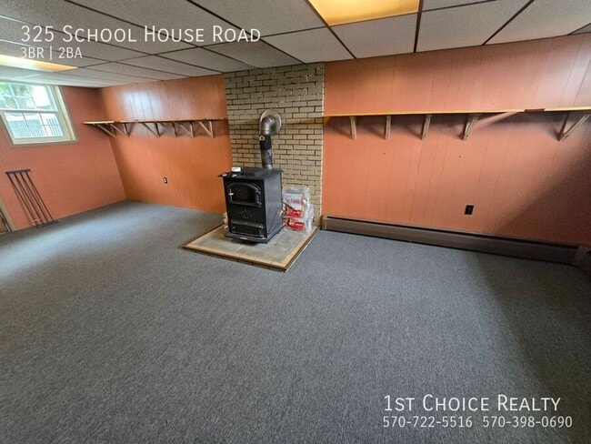 Building Photo - 325 Schoolhouse Rd