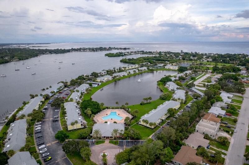 Building Photo - 204 Pompano Dr SE
