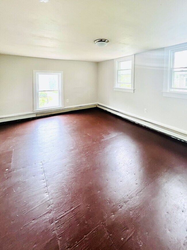 Building Photo - 5 Bedroom, 1.5 Bath Home near UVM (312 Col...