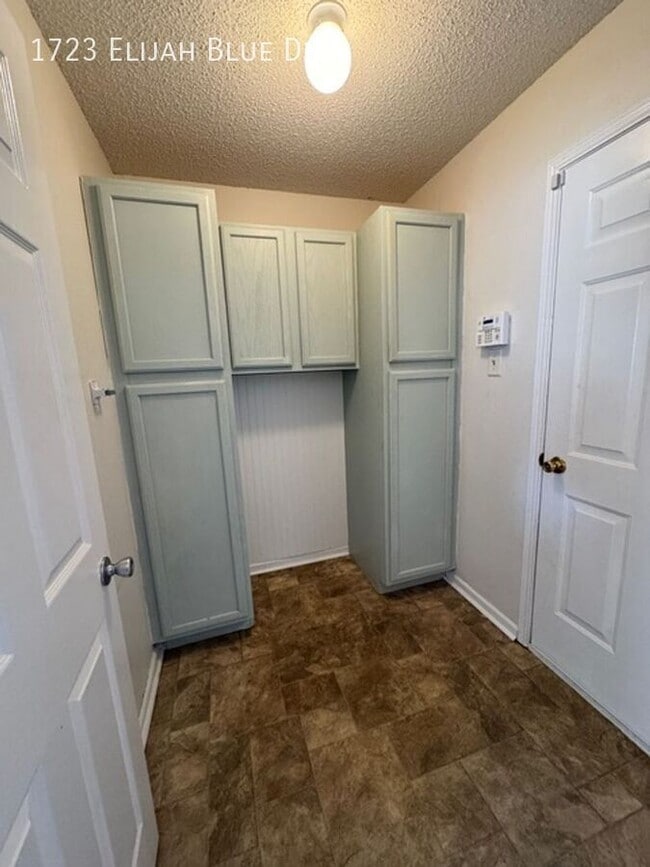 Building Photo - 1723 Elijah Blue Dr