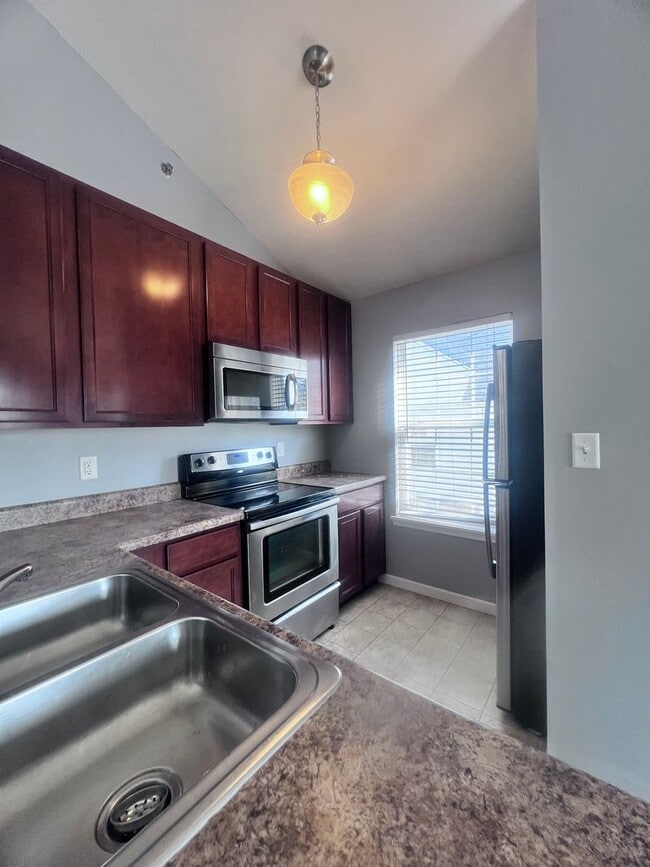Building Photo - Updated 2-Bed/2-Bath Condo in Desirable Br...