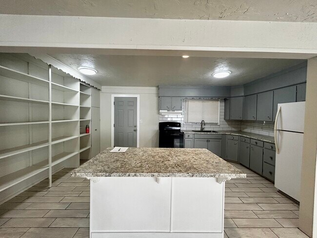 Building Photo - 1120 N Justice Dr