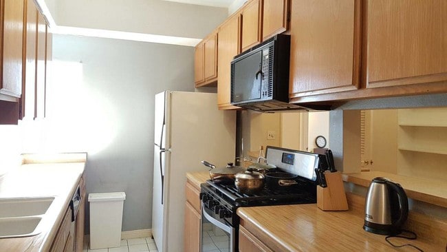 Building Photo - 1620 S Bentley Ave