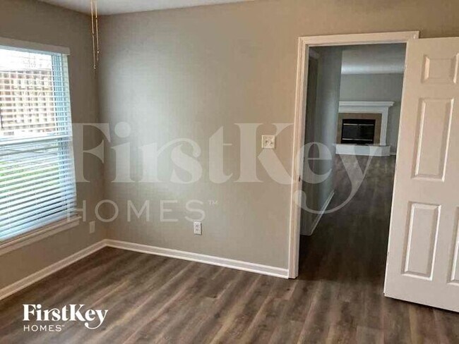 Building Photo - 904 E Madelyn Dr