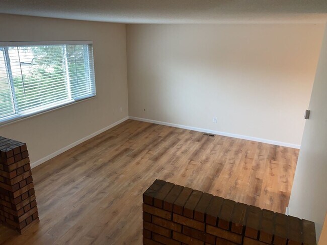 Building Photo - Spacious West-Side Tri-Level Home