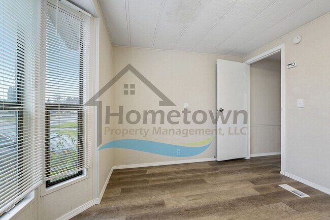 Building Photo - 2-Bedroom 2-Bathroom Home with Off-Street Parking Available in Coeur d’Alene!