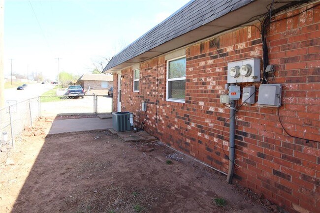 Building Photo - 112 NE 12th St