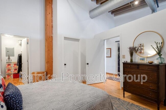 Building Photo - 200 River Pl Dr