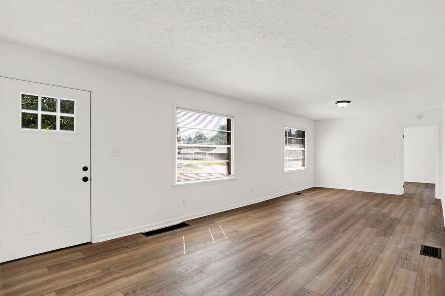 Living room - 898 Glendale Dr