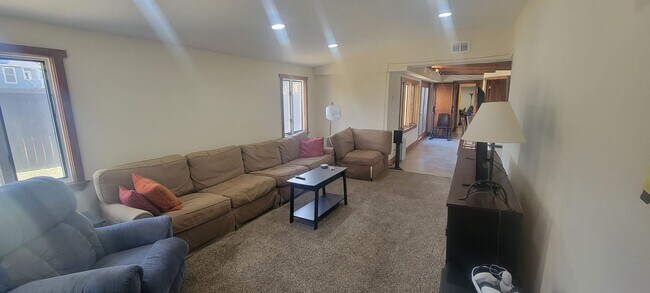 Building Photo - Reduced Rent | 5BD/3BA Home Near Pearl St, CU, Hiking, Park | plus $500 OFF First Months' Rent