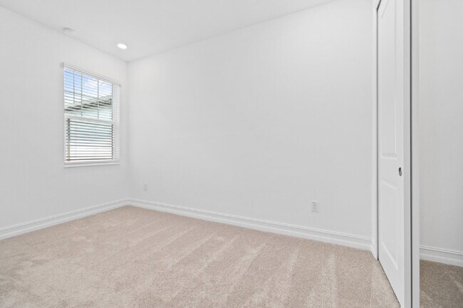 Building Photo - "Charming Estancia Luxury 3-Bed home in We...