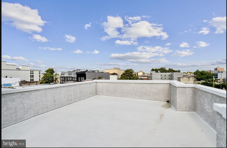 Building Photo - 2536 W Girard Ave