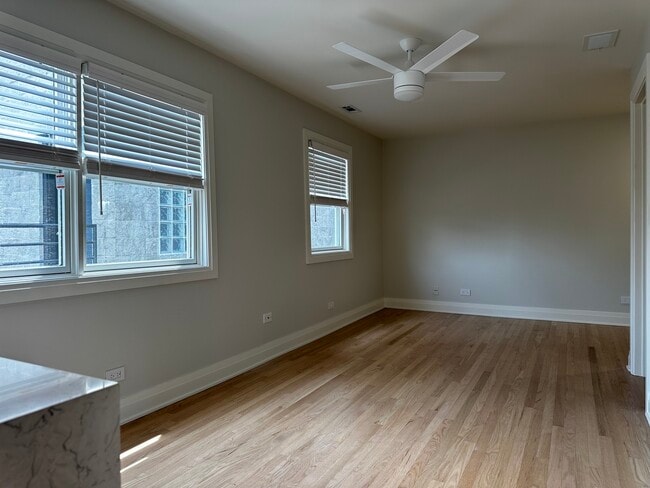 Building Photo - 869 N Hermitage Ave