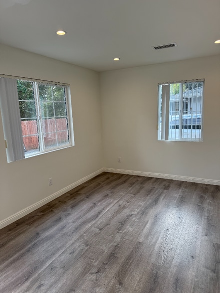 Building Photo - 154 S Grand Oaks Ave