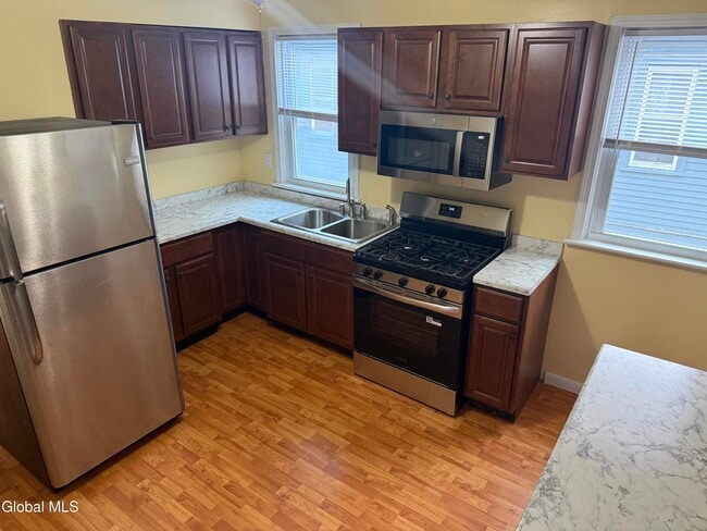 Building Photo - 822 Hampton Ave