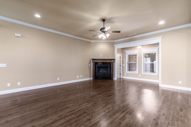 Building Photo - Beautiful Luxury Home!