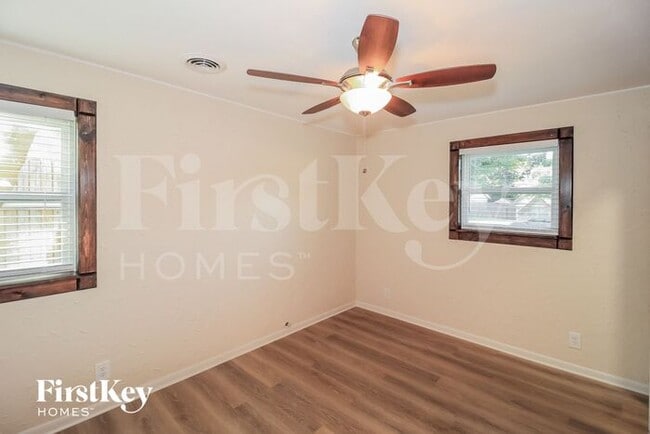 Building Photo - 212 W Huitt Ln
