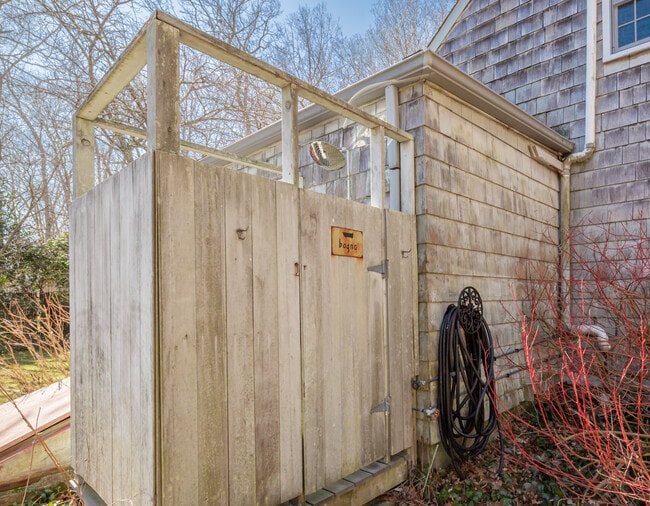 Building Photo - 134 Three Mile Harbor Rd