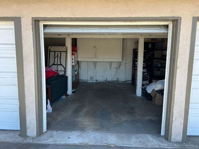 Building Photo - REALLY NICE UPSTRS 1BD 1BA FOR LEASE!