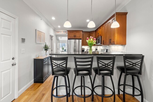 Building Photo - 695 E 8th St