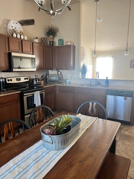 Building Photo - 9814 Sunrise Cir