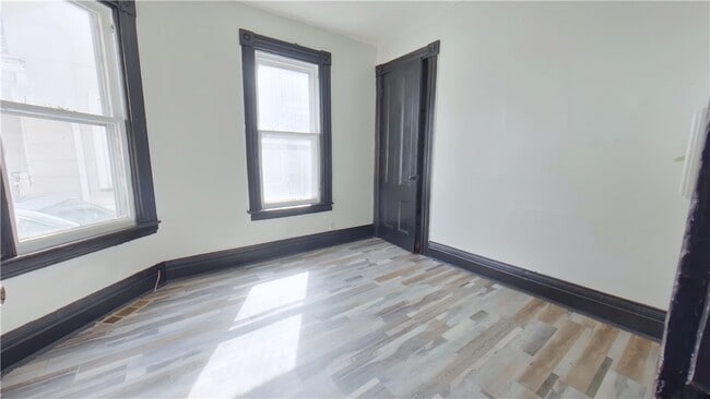 Building Photo - 6-7 Calihan Park