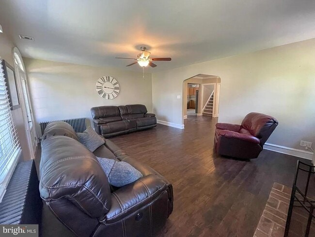 Building Photo - 2249 W Walnut St