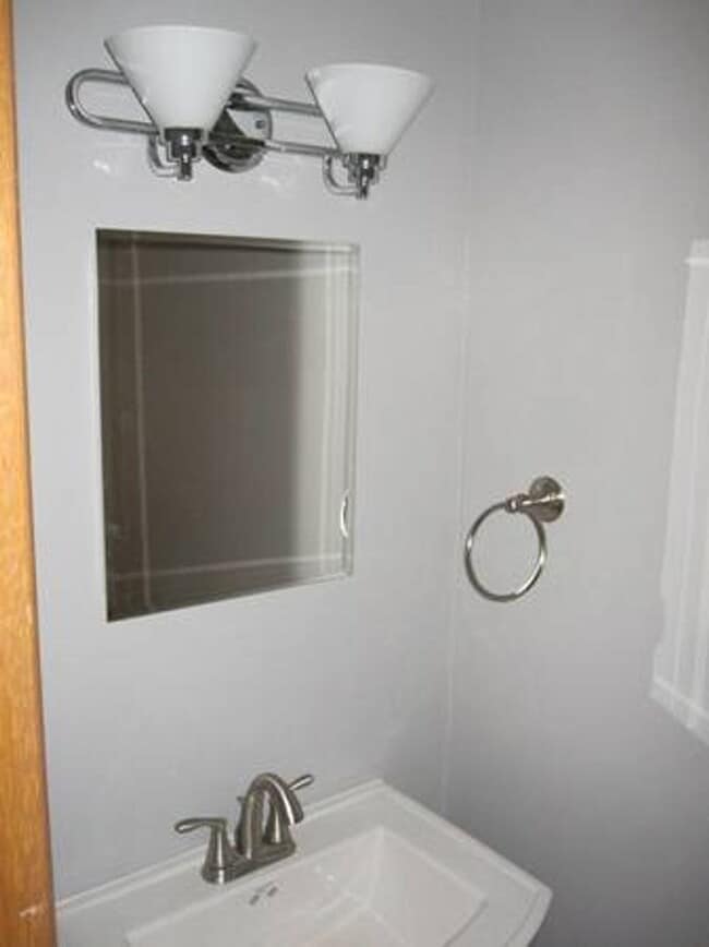 Building Photo - 3 Bedroom, 2 bath house close to UIHC and Kinnick.