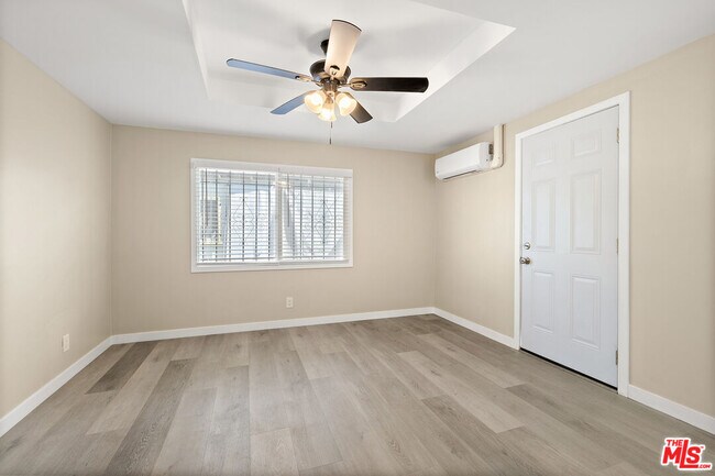 Building Photo - 717 W 75th St