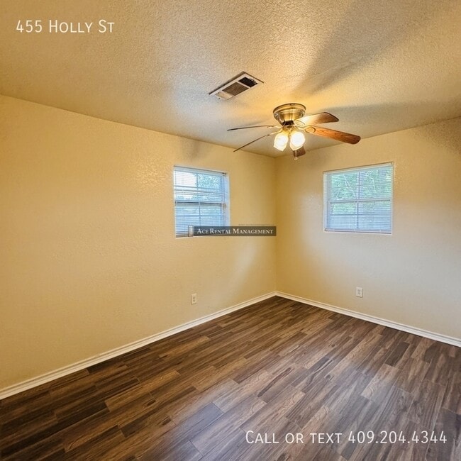 Building Photo - 455 Holly St