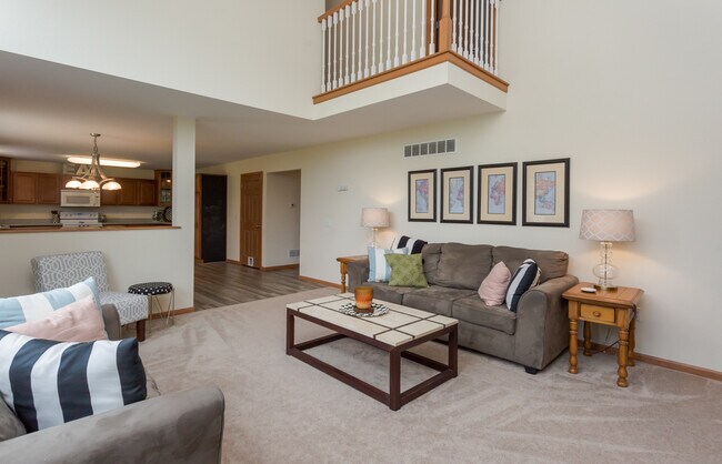 Building Photo - Large 4 bedroom with office space, Springf...