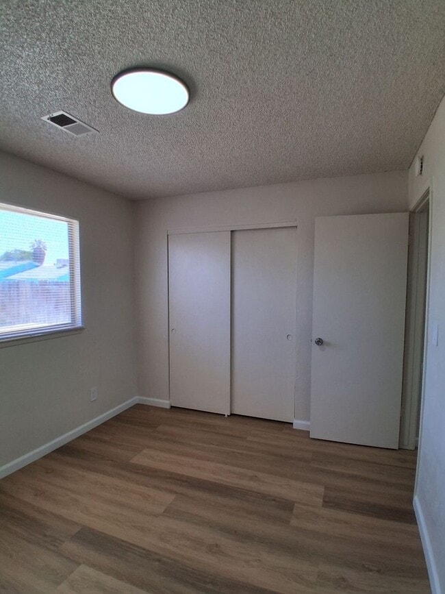 Building Photo - 546/550 E Polk St