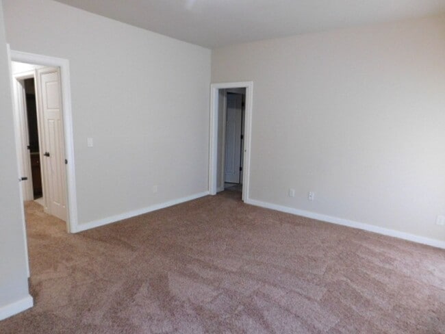 Building Photo - 3Bd/2.5Ba Two Story Townhouse - Available ...