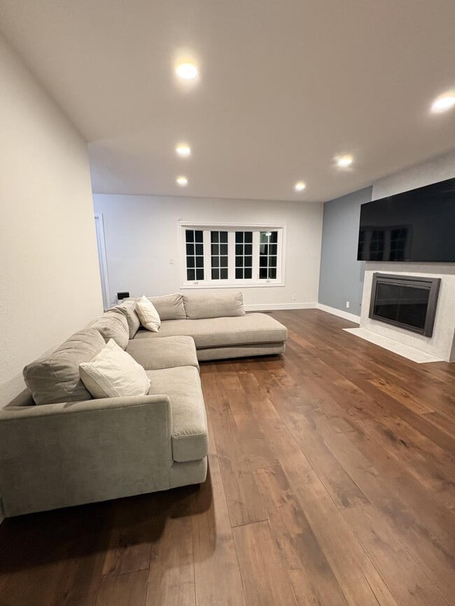 Building Photo - 1204 Lubich Dr