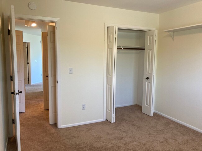 Building Photo - Beautifully kept (3) Bed, (2.5) Bath in Ea...