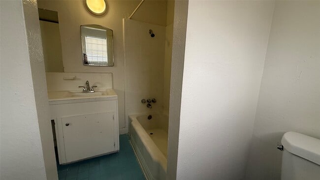 Building Photo - 1906 Binz St