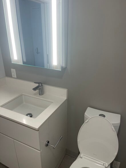 Building Photo - 987 Queen St