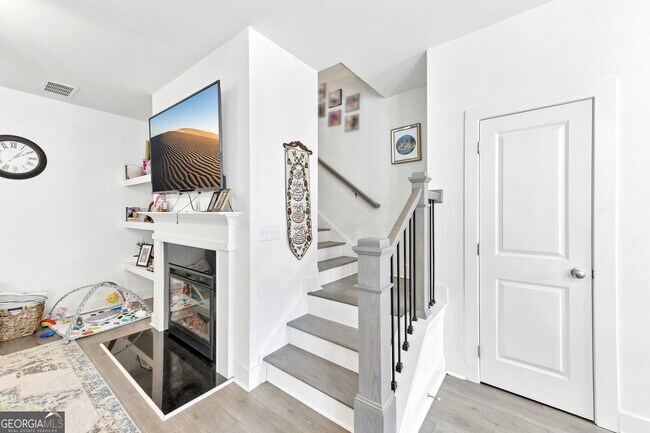 Building Photo - 5811 Calle Vis Dr