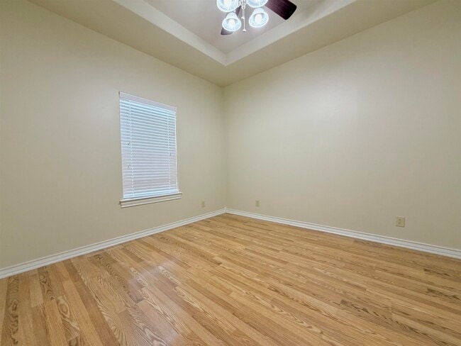 Building Photo - 707 St James Dr