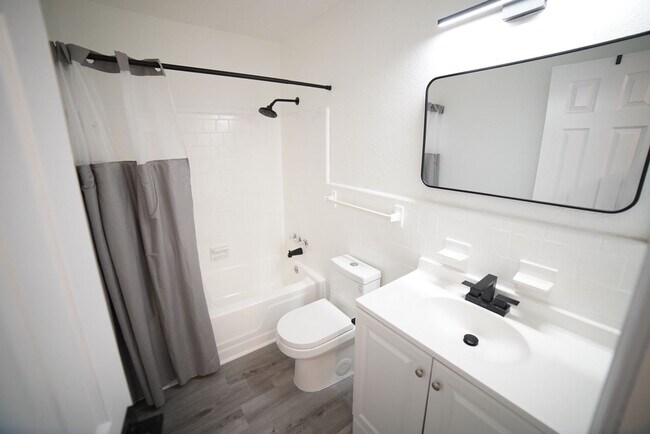 Building Photo - BEAUTIFULLY UPDATED 2 Bed / 1 Bath Condo o...
