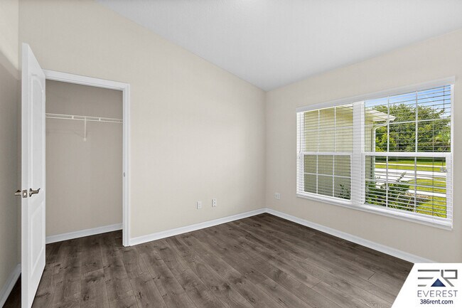 Building Photo - 10 Lysander Ln