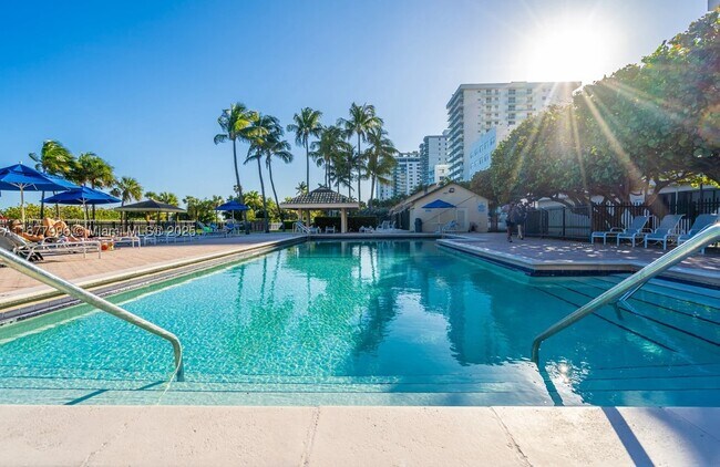 Building Photo - 2555 Collins Ave