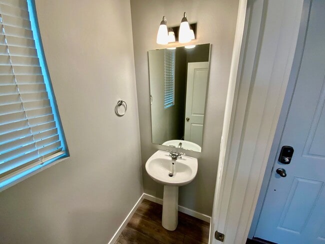 Building Photo - 914 Burwood St SE