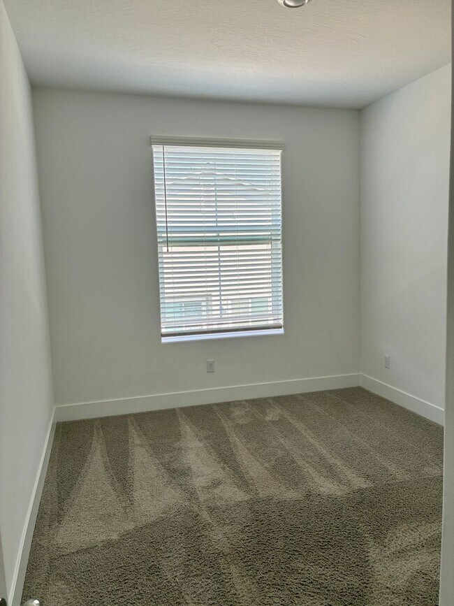 Building Photo - 2846 E Tamarind Dr