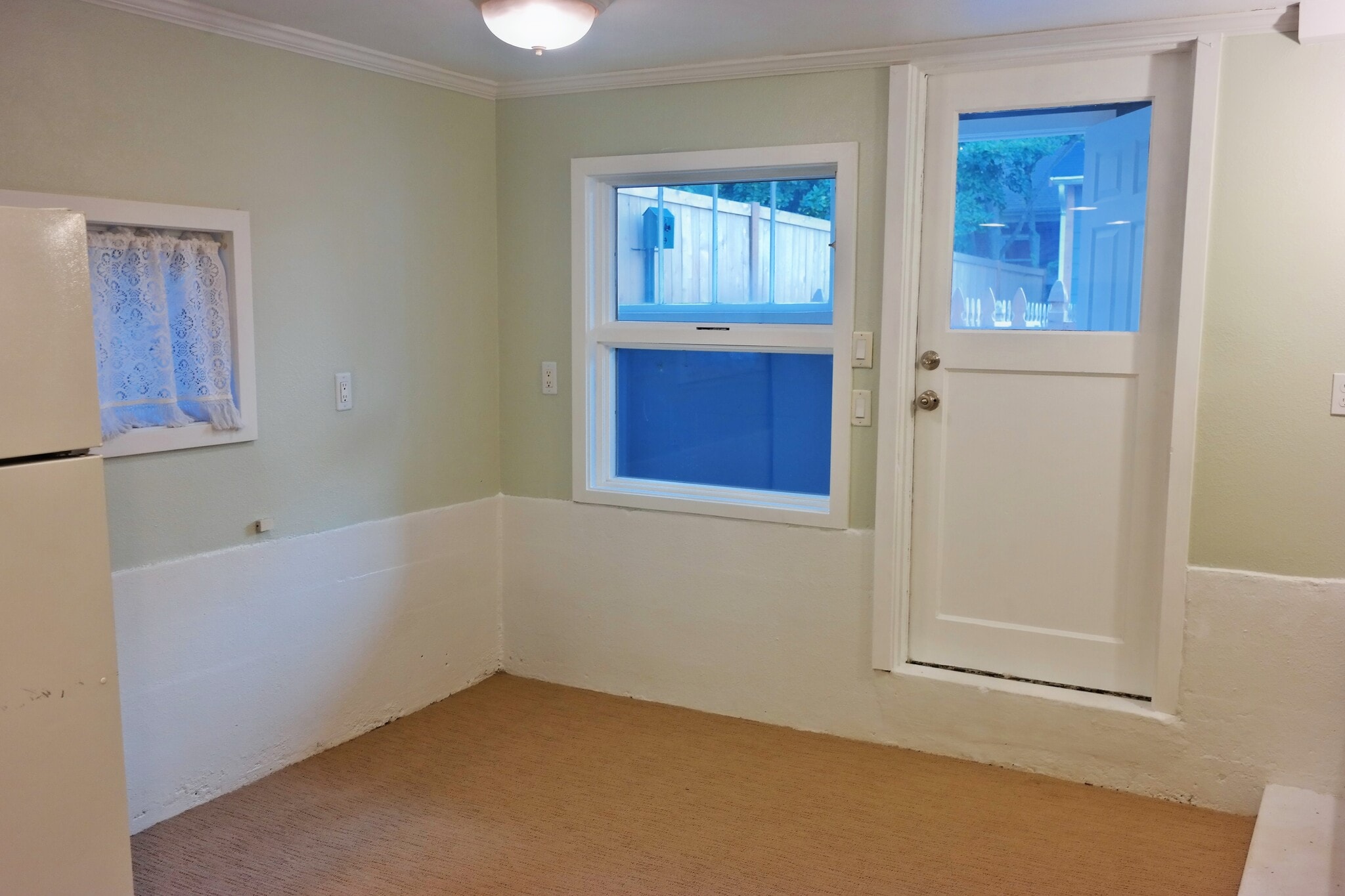 Eating Area - 3913 Densmore Ave N