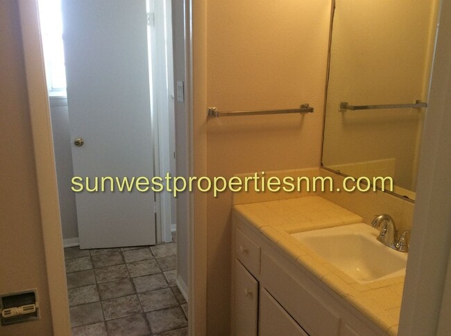 Building Photo - 3 Bedroom, 1.5 Bath House with 1 Car Garage and Fenced Backyard