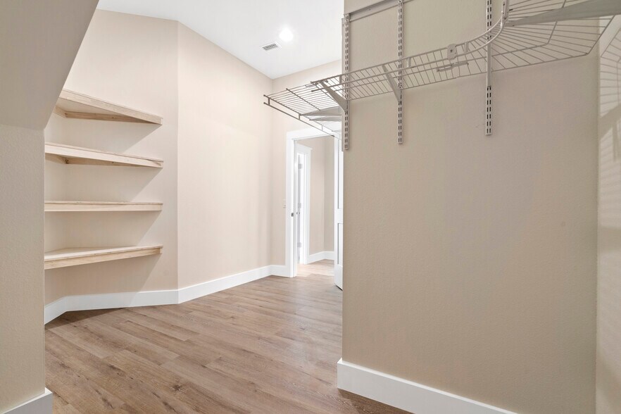 Building Photo - 2501 Country Club Dr