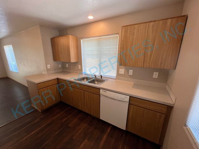 Building Photo - FREE RENT! Beautiful 2 bedroom duplex loca...